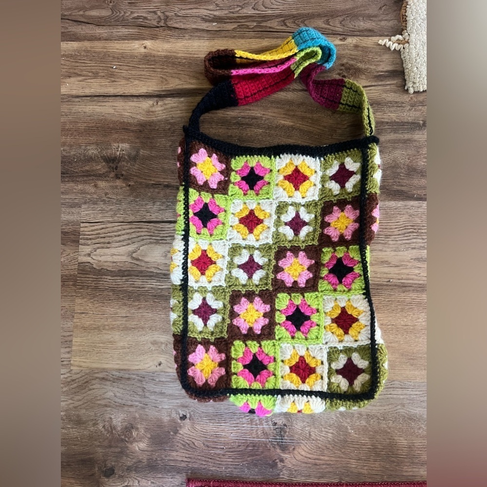 Crocheted ladies tote very good condition colorful lined with Velcro fasten - Picture 9 of 9
